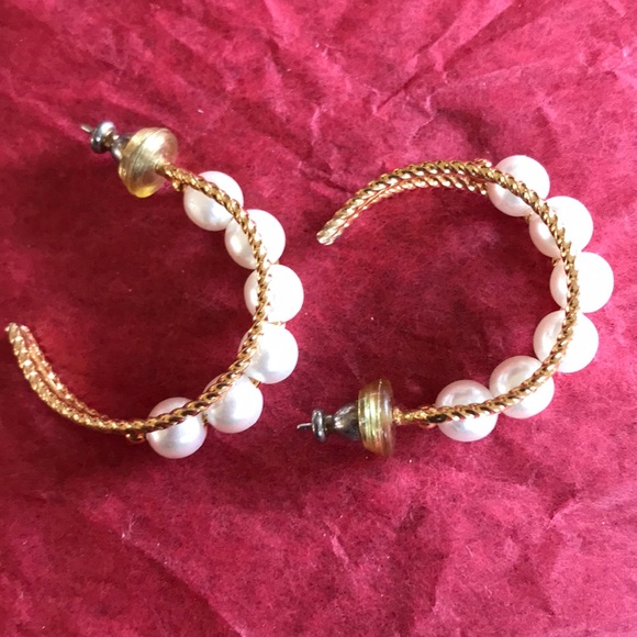 Gold tone & 6 pearls post earrings. - Picture 2 of 6
